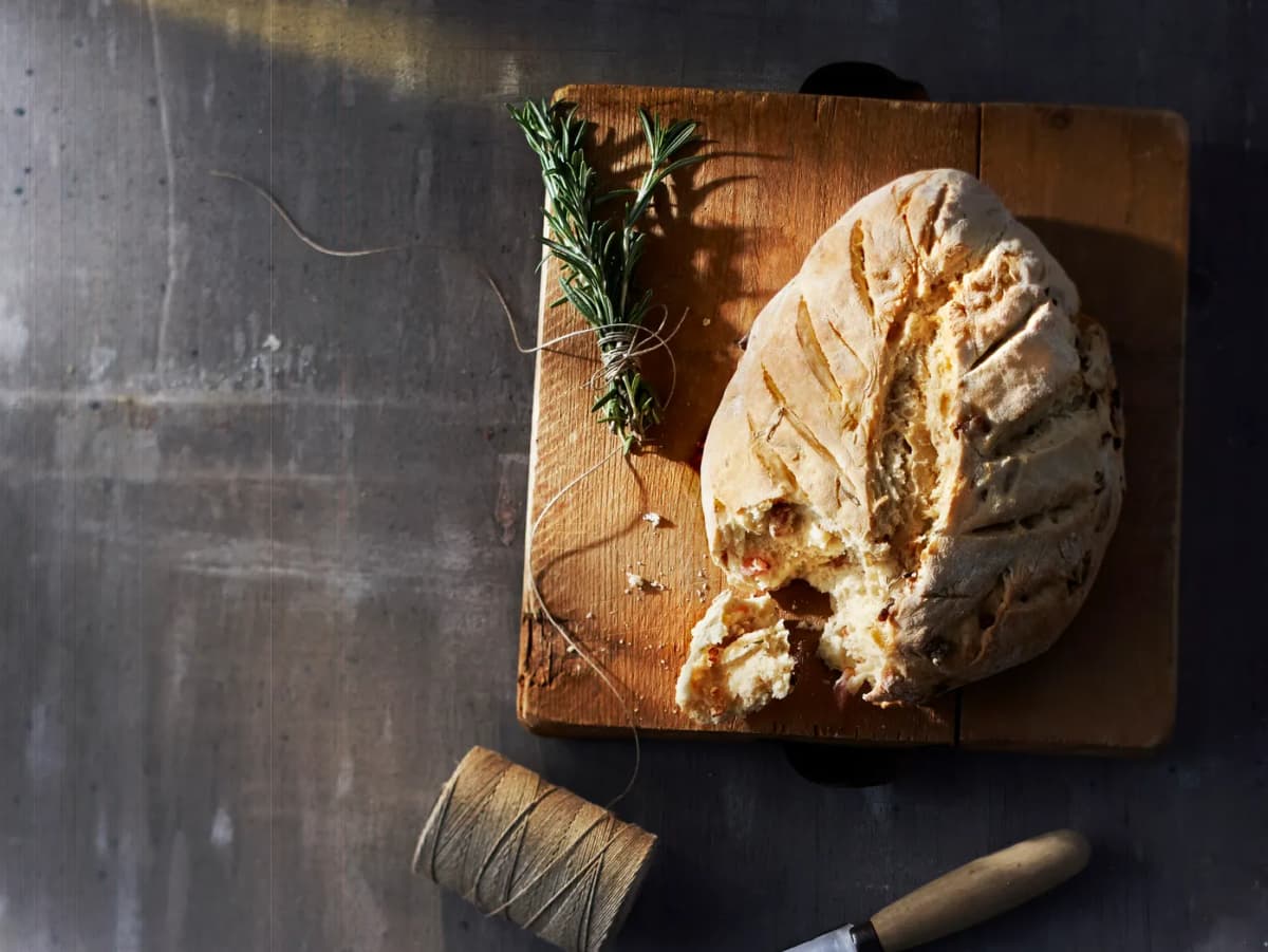 Franse platbroodjes met spek en rozemarijn