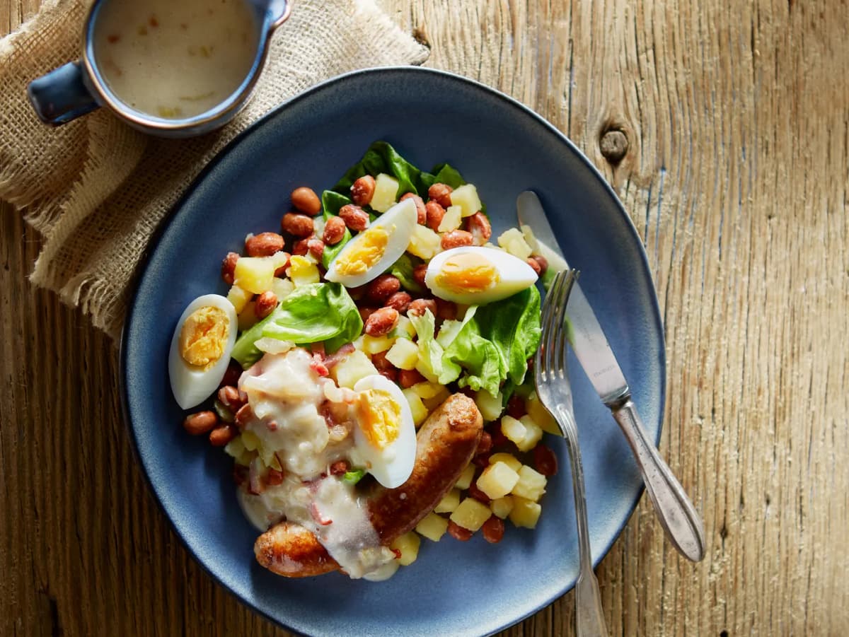 Bruine bonen met spek en karnemelksaus
