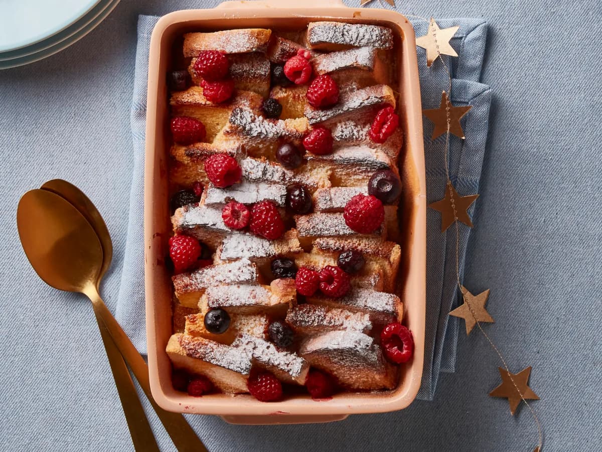 Kerst wentelteefjes ovenschotel met rood fruit