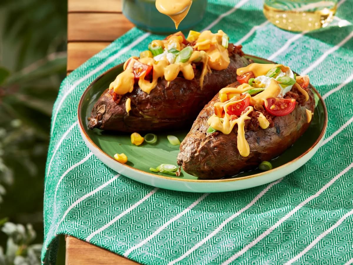 Plank met gepofte zoete aardappelen