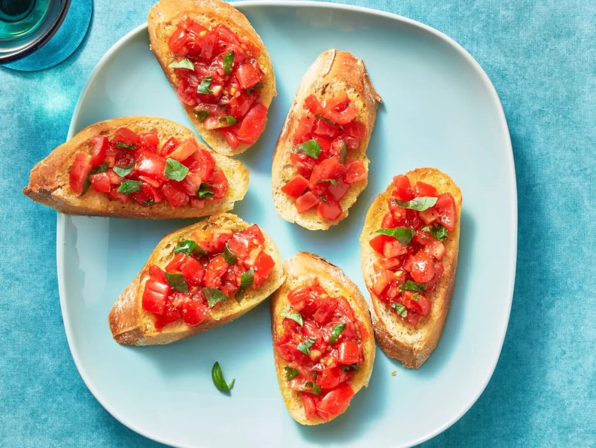 Bruschetta met tomaat, knoflook en basilicum