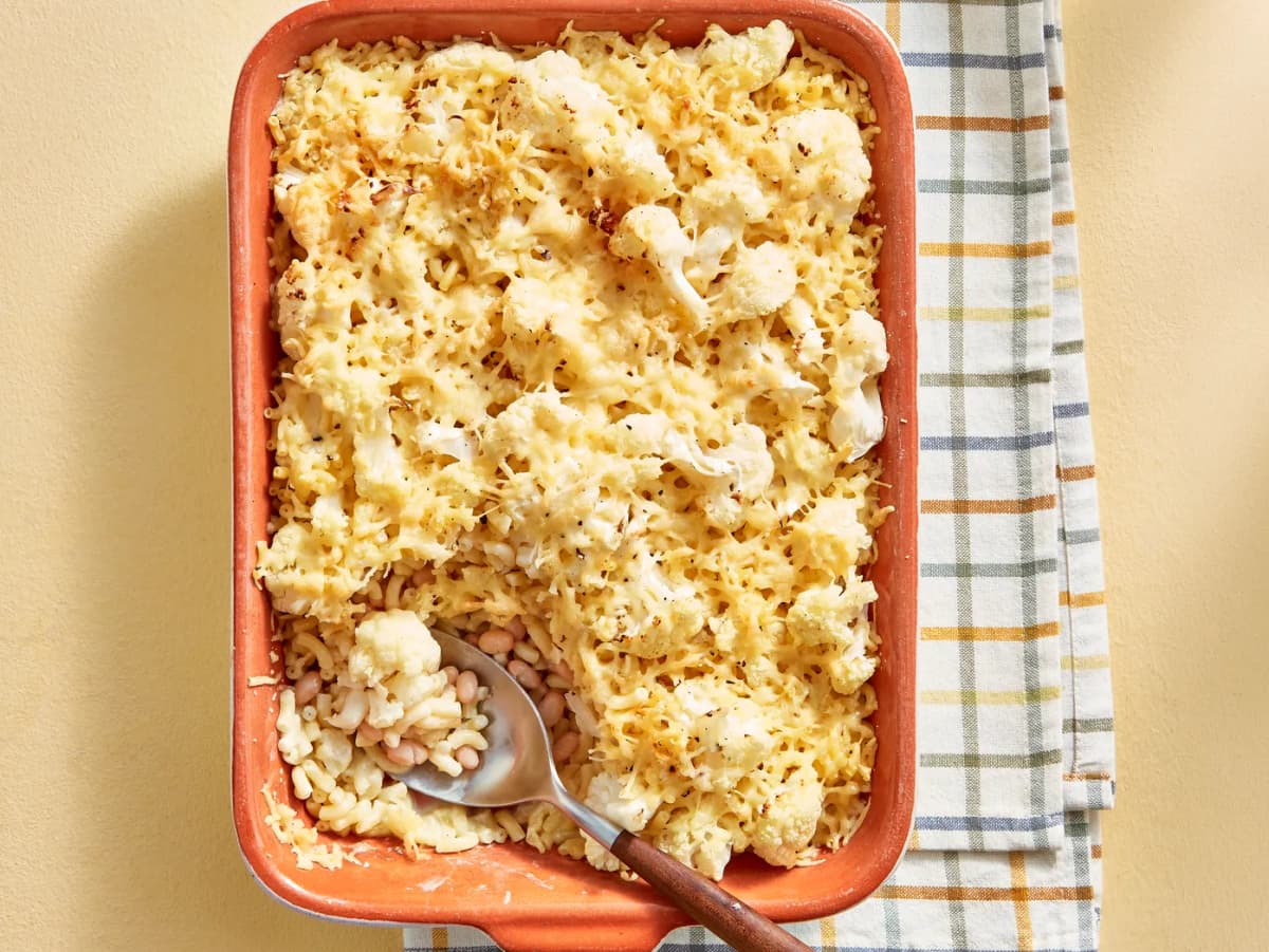 Macaroni met bloemkool en witte bonen