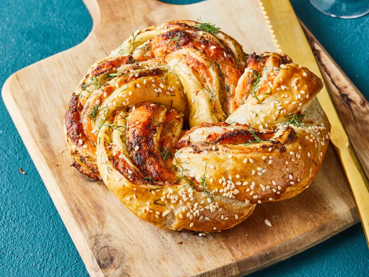 Kerstkrans met roomkaas en gerookte zalm