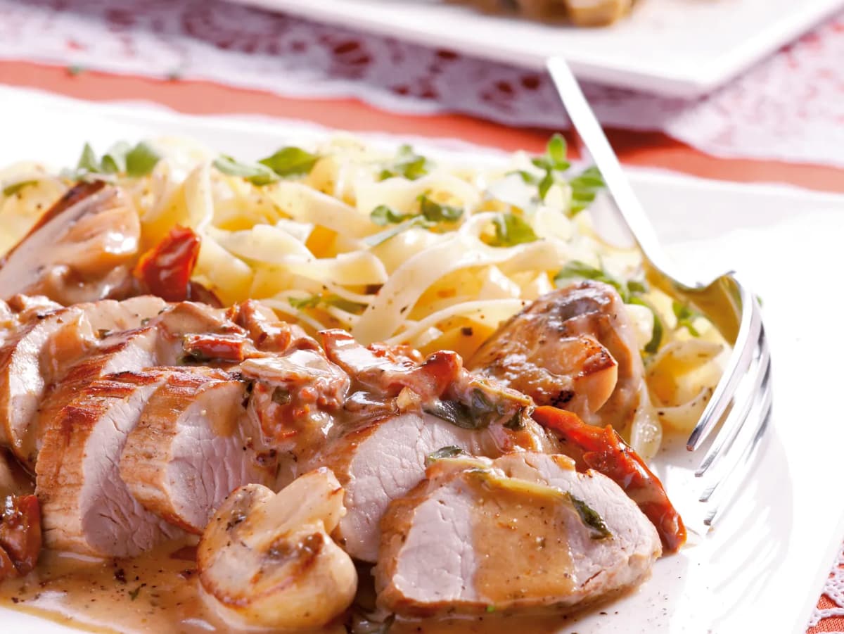 Varkenshaasjes met zongedroogde tomaten en champignons