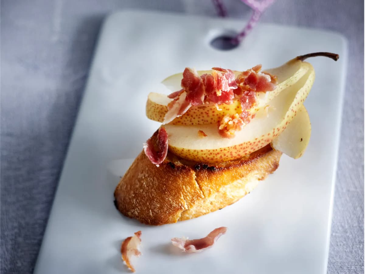 Crostini met olijfolie, peer en pancettakruimels