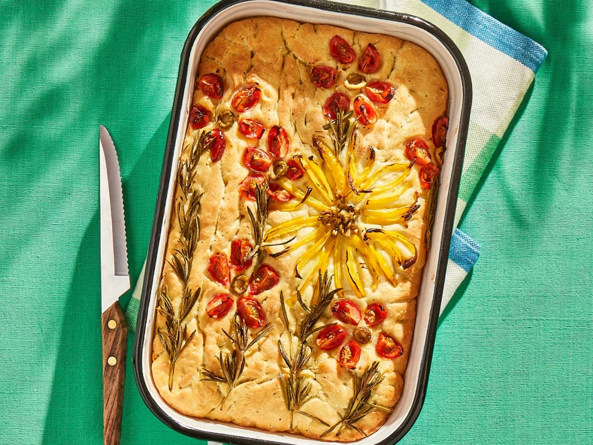 Focaccia met groentebloemen