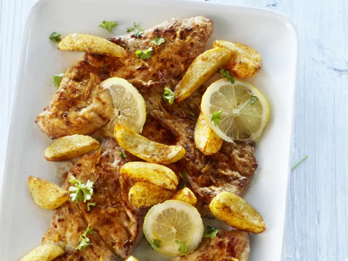 Schnitzel met citroenbotersaus en paprika-aardappelen