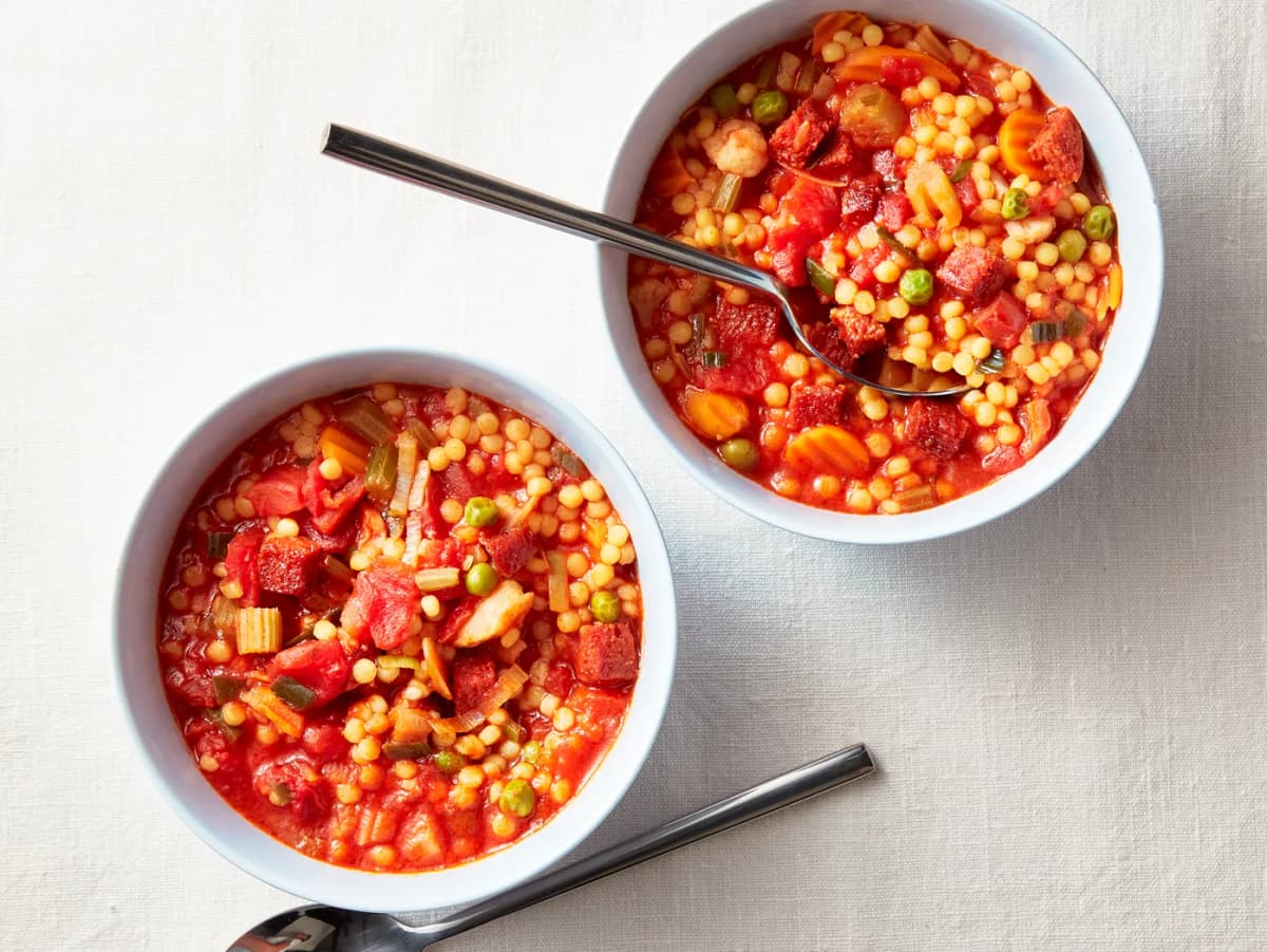 Tomatensoep met parelcouscous en chorizo