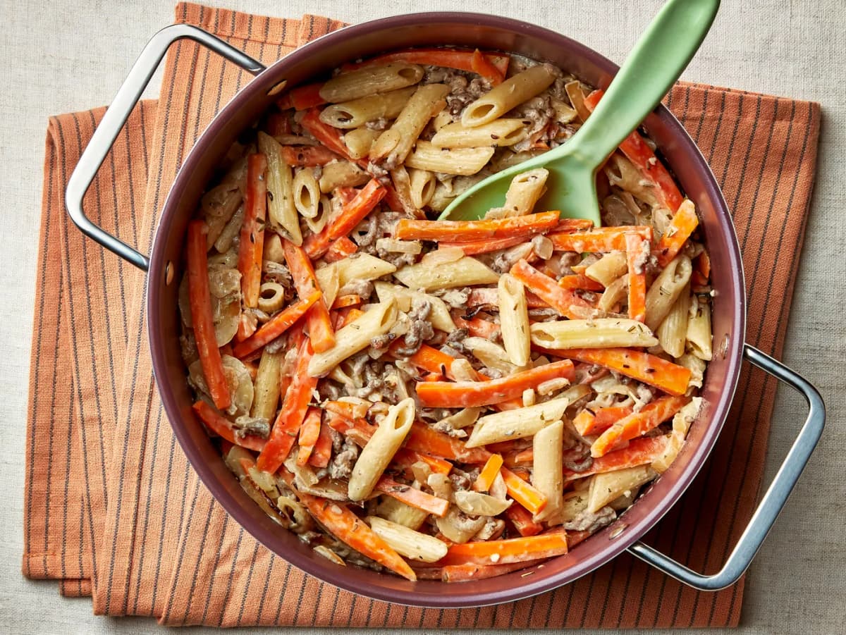 Romige pasta met gehakt en hutspotgroenten