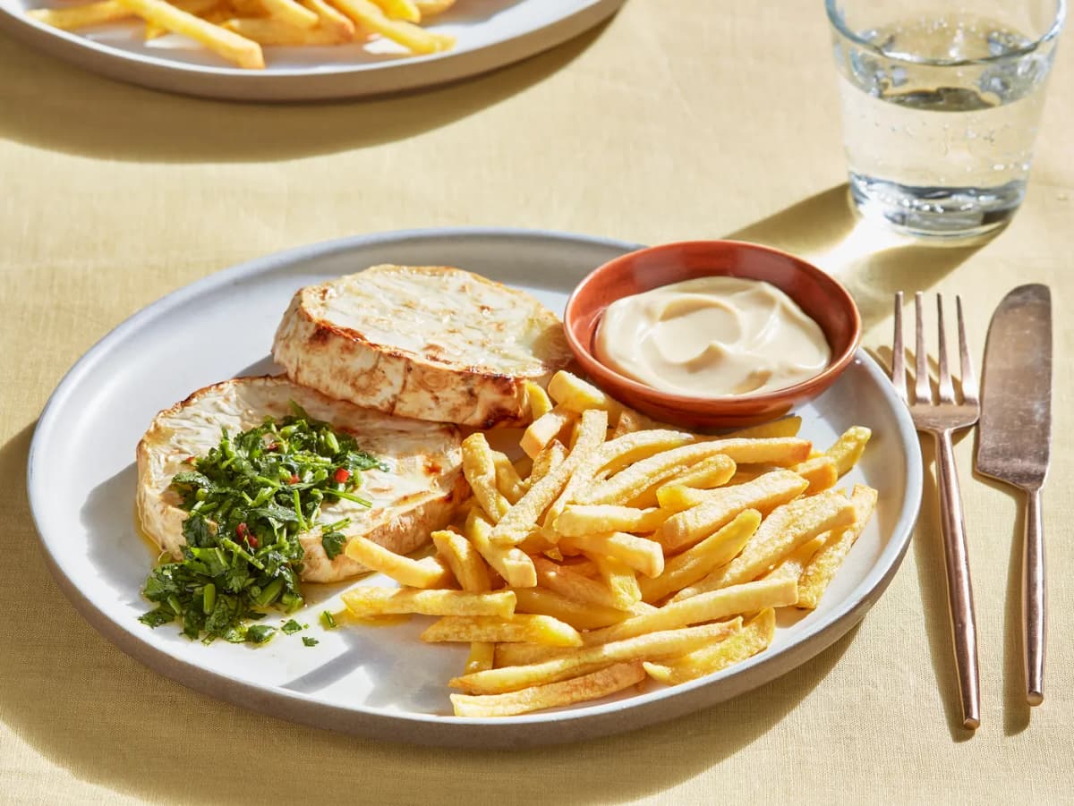 Knolselderijsteak met friet en salsa verde