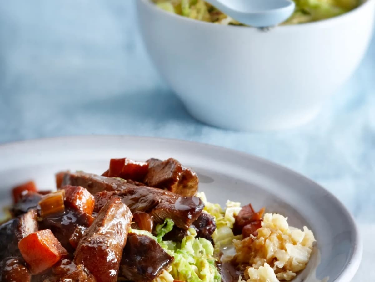 Sukade met gepofte knoflook en romige savooiekool