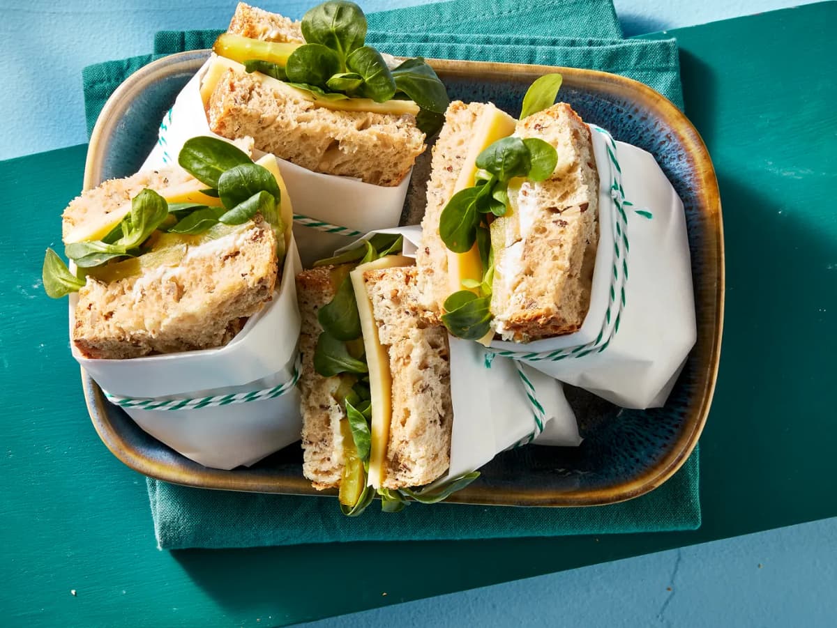 Sandwich met kaas, zuivelspread en augurk