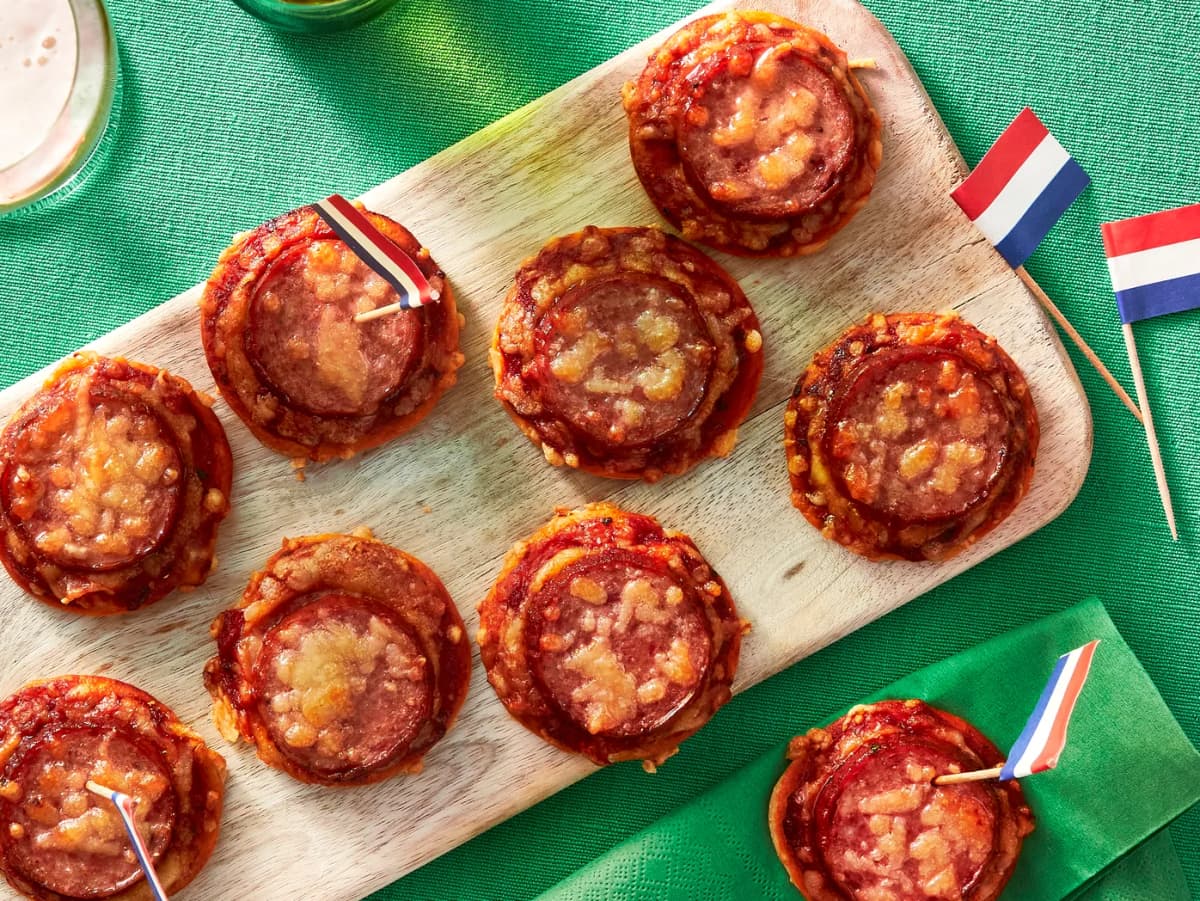Mini-pizzas met grillworst en kaas