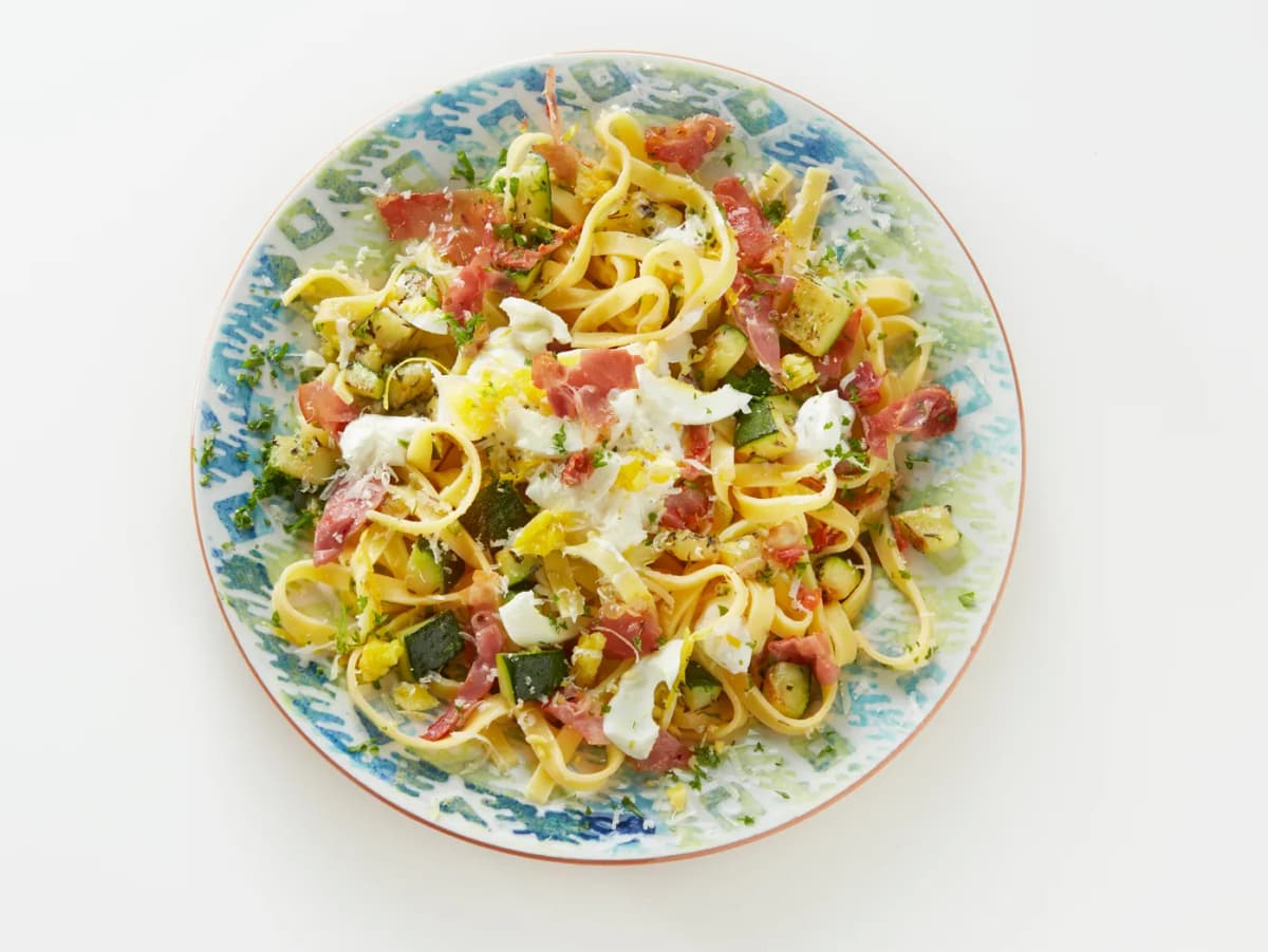 Tagliatelle met citroenricotta, rauwe ham en eiermimosa