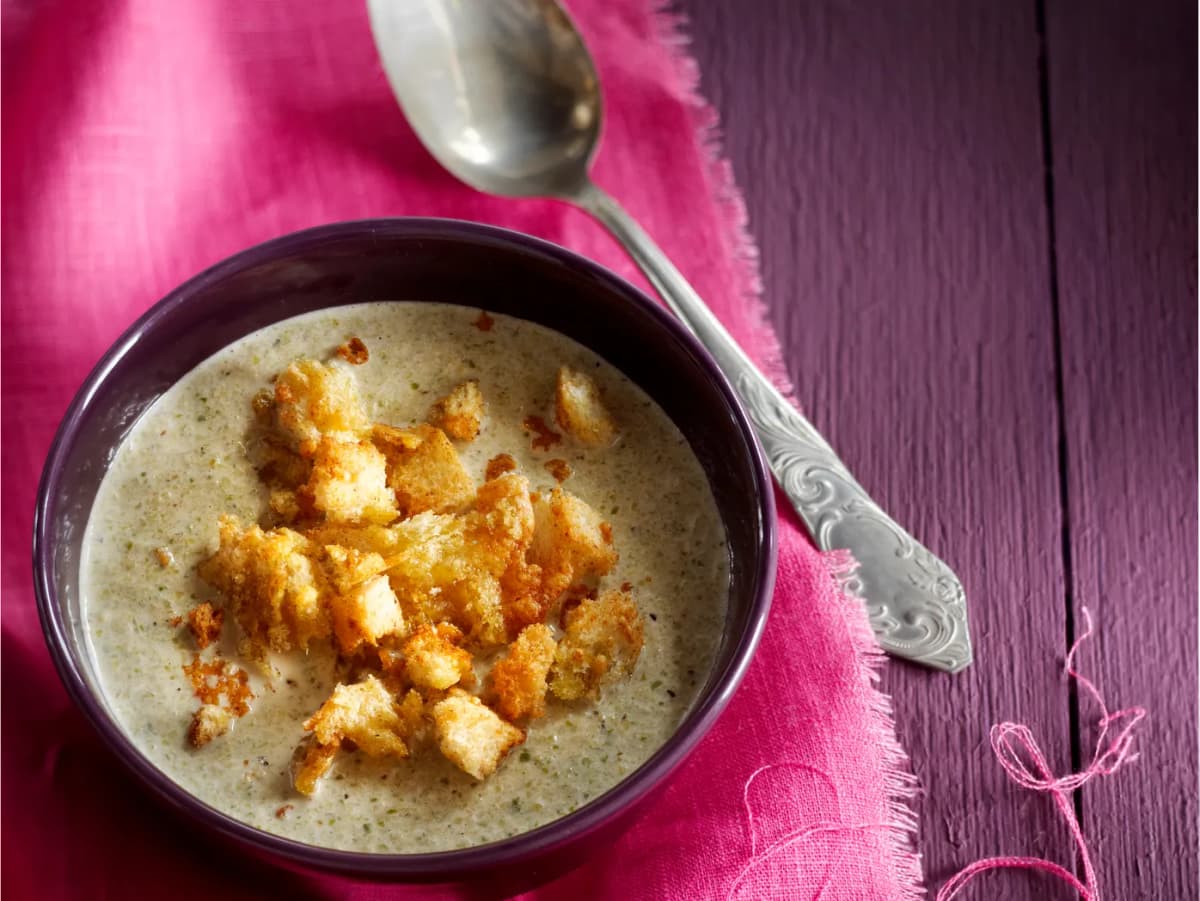 Romige groenekoolsoep met komijnekaascroutons