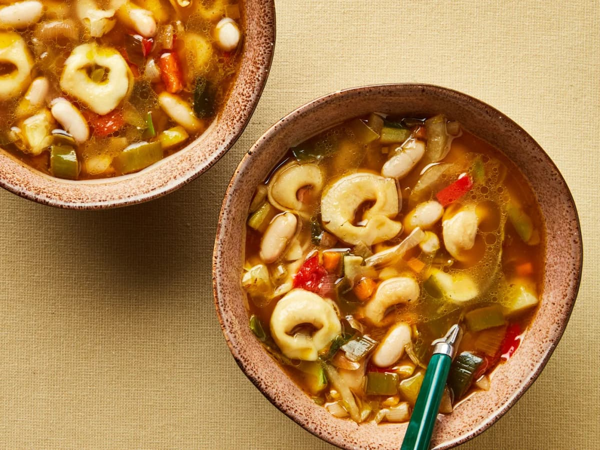 Bouillon met tortellini en cannellinibonen