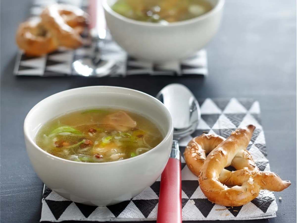 Kippen-linzenbouillon met pretzels