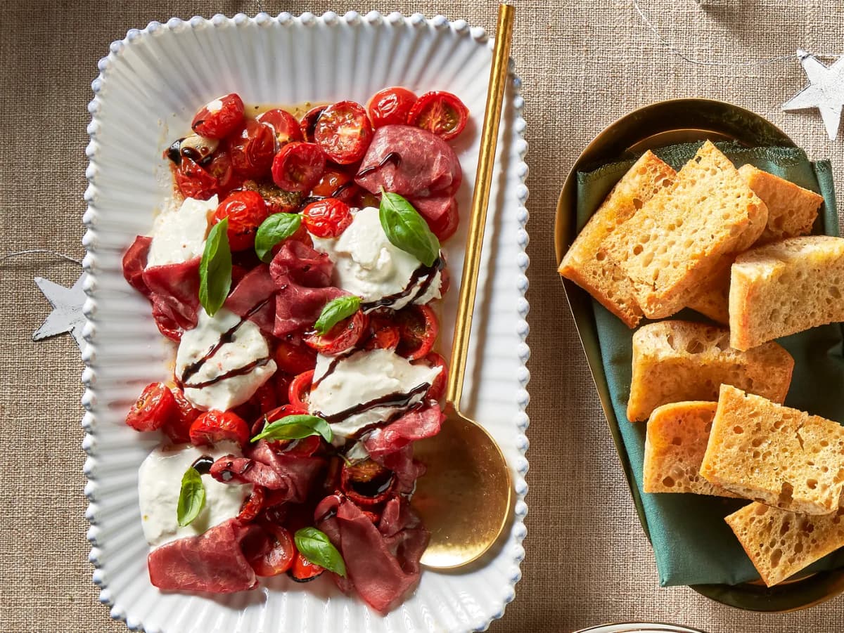 Burrata met geroosterde tomaten, runderrookvlees en bruschetta