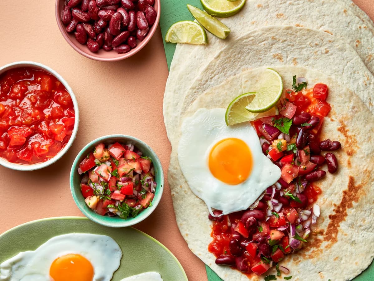 Mexicaanse wraps met ei, bonen en tomatensalsa