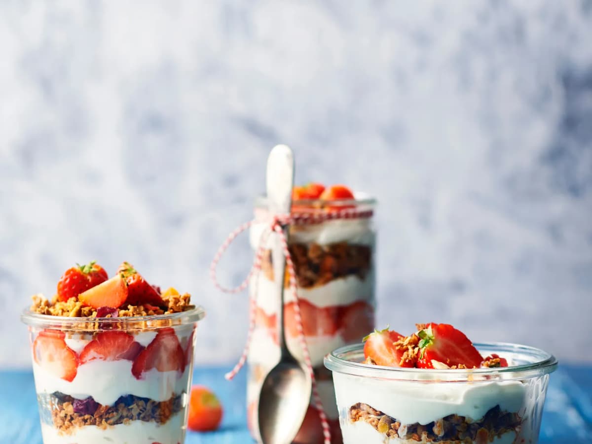 Kwarkflip met aardbeien en granola