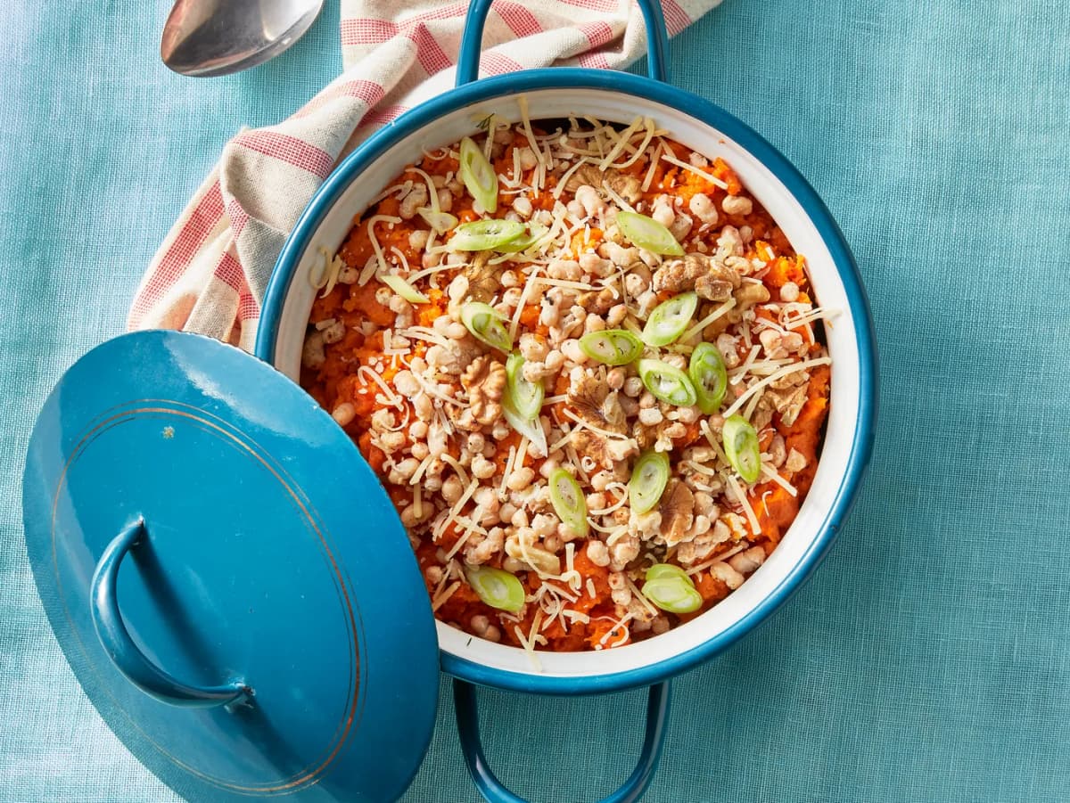 Zoete aardappelstamppot met krokante witte bonen