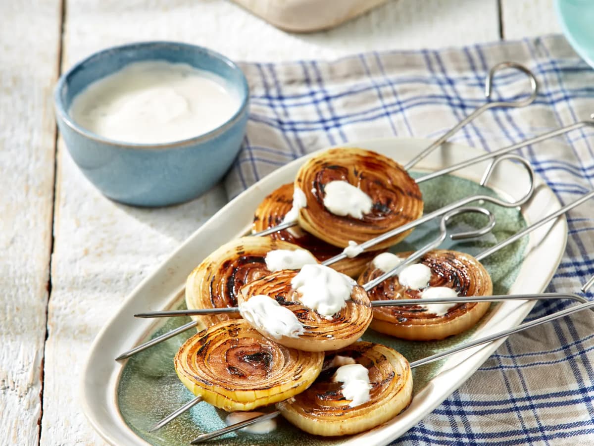 Uienspiesjes met knoflookbrood en citroen ansjovisdressing
