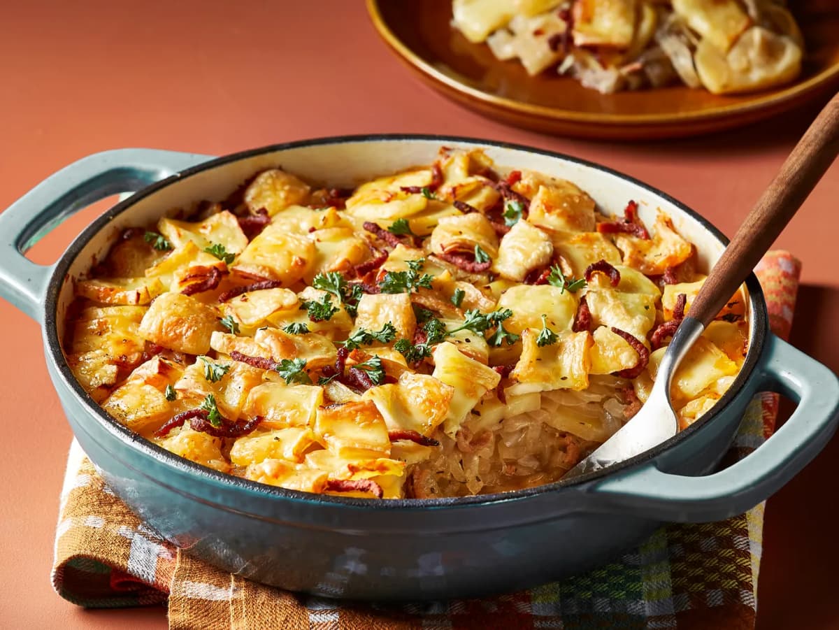 Aardappelschotel met ui, vegetarische spekjes en brie