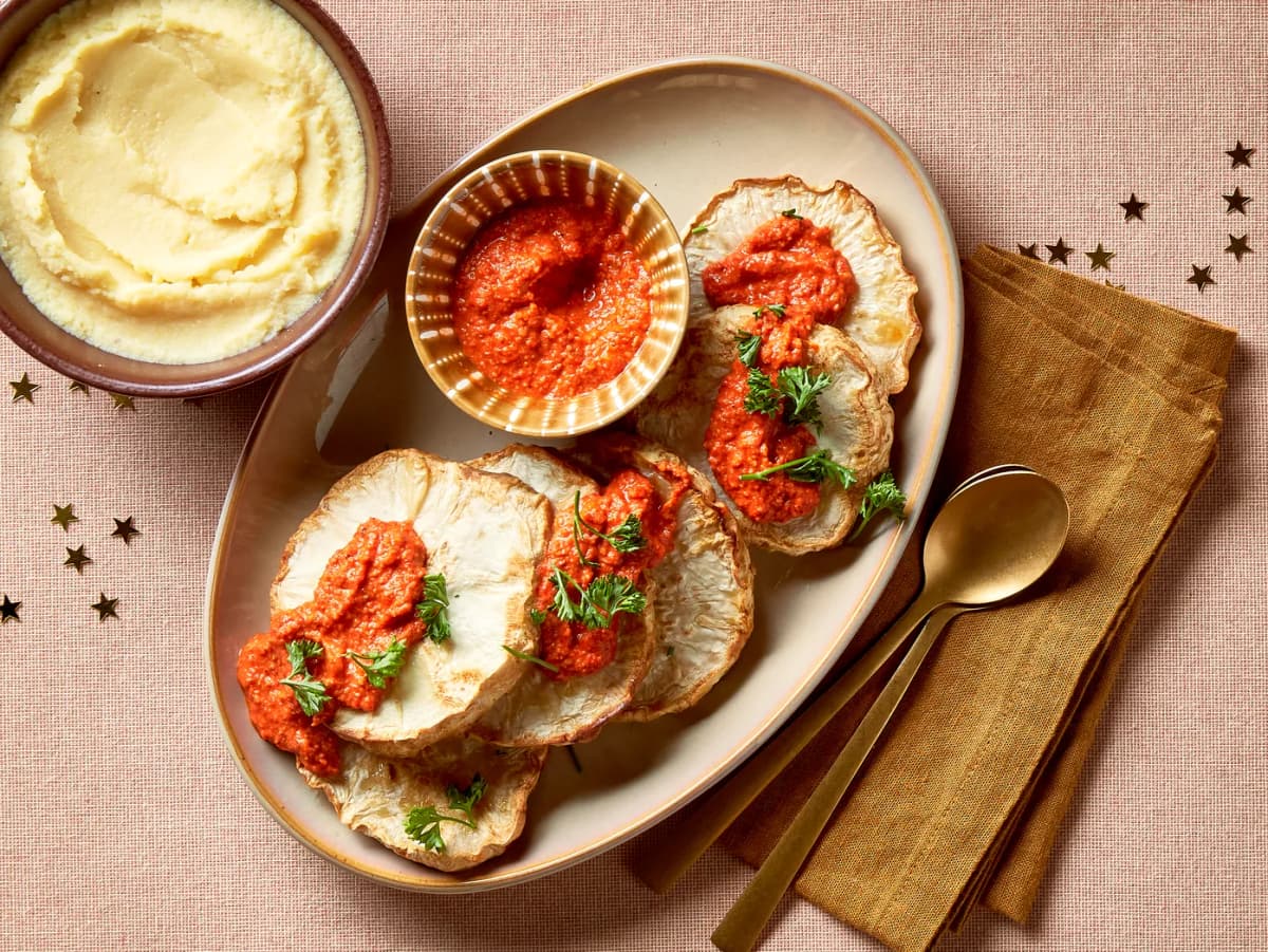 Geroosterde knolselderij met aardappelpuree en romesco