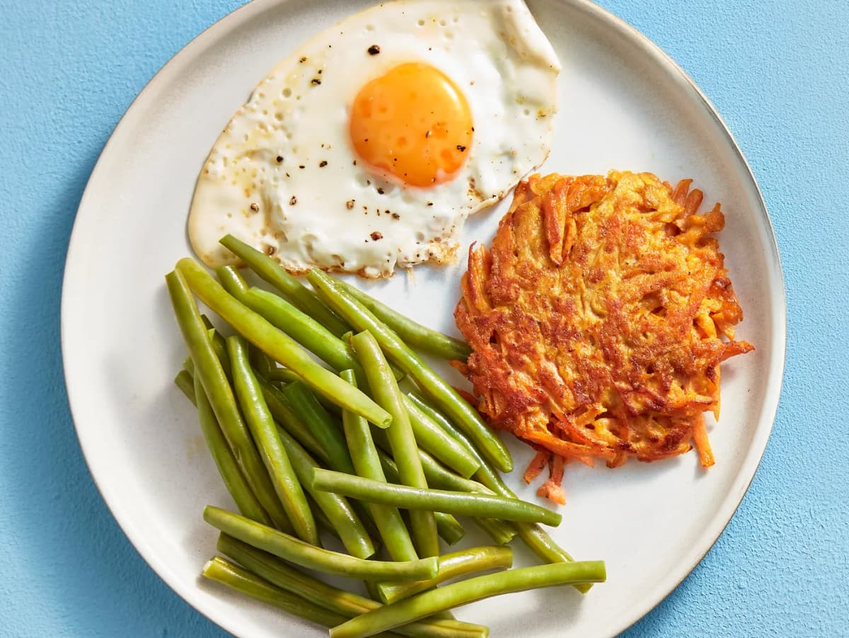 Zoeteaardappelrösti met ei en sperziebonen