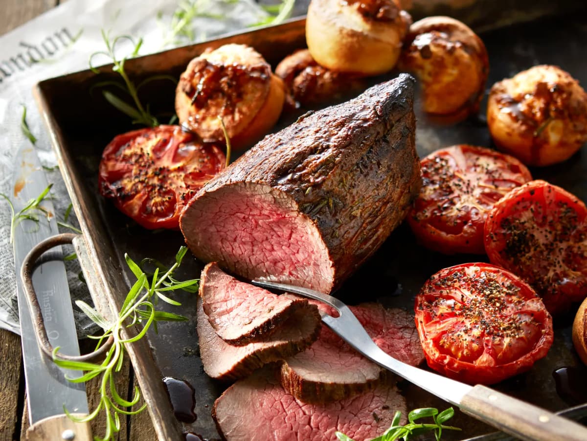 Roast beef met Yorkshire pudding en gepofte tomaten