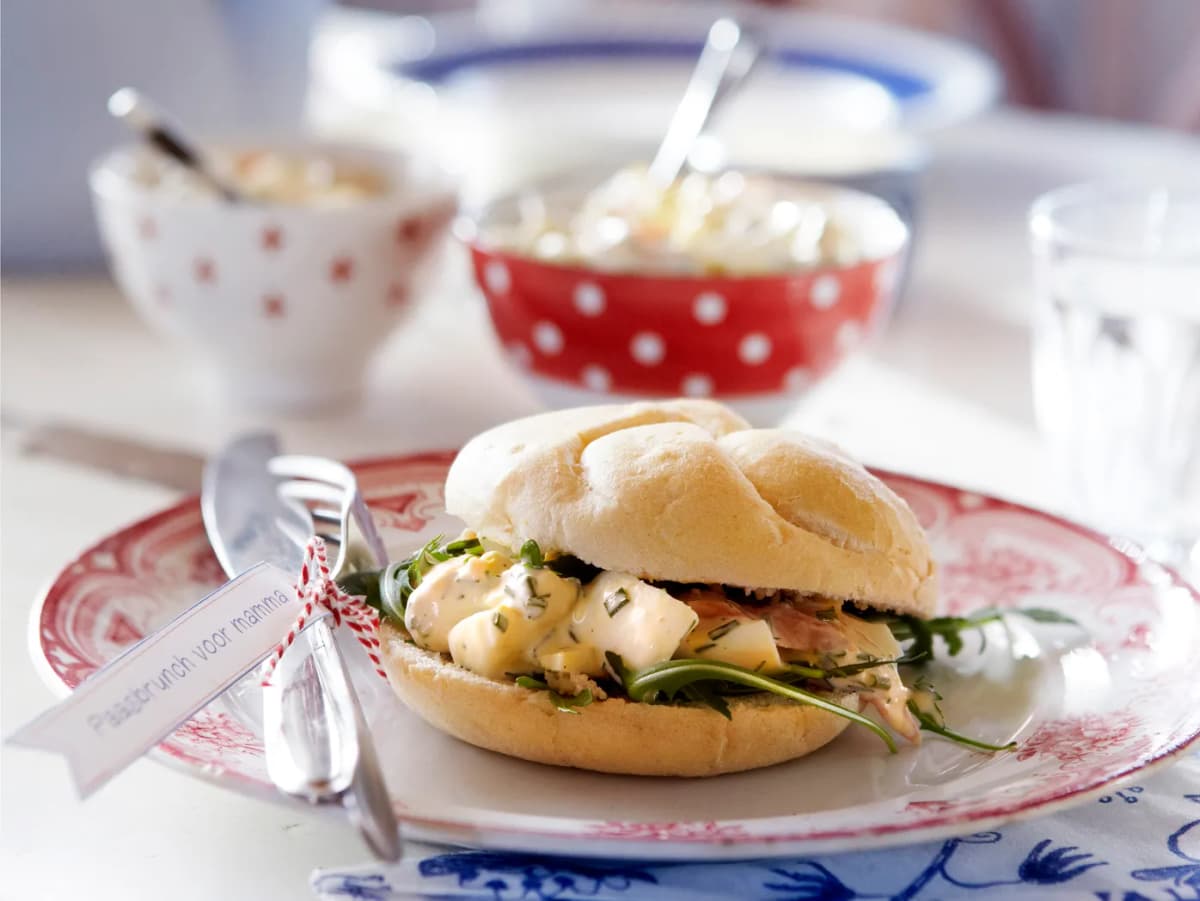 Eiersalade met gerookte zalm en dille