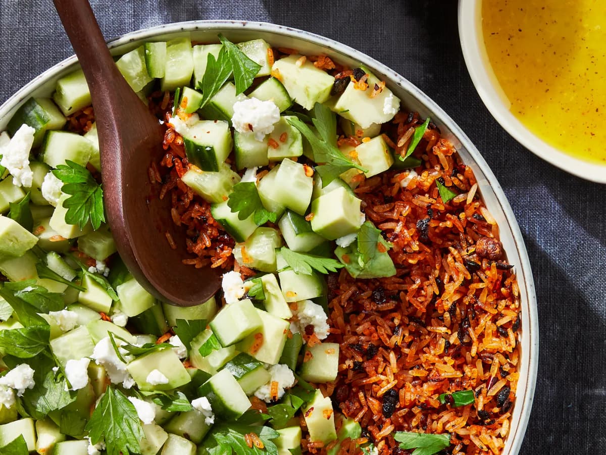 Crispy rijstsalade met citroen, feta en komkommer