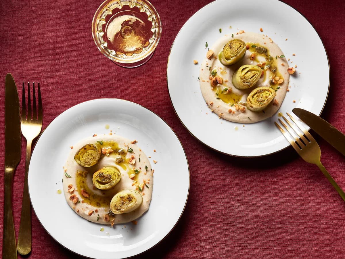 Wittebonenpuree met geroosterde prei en hazelnoten