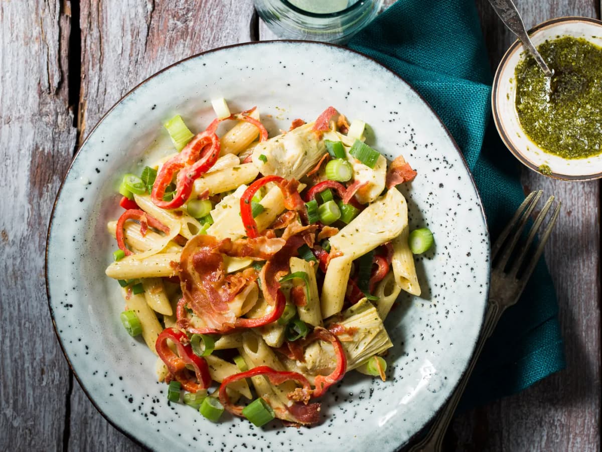 Penne met paprika, artisjok en pancetta