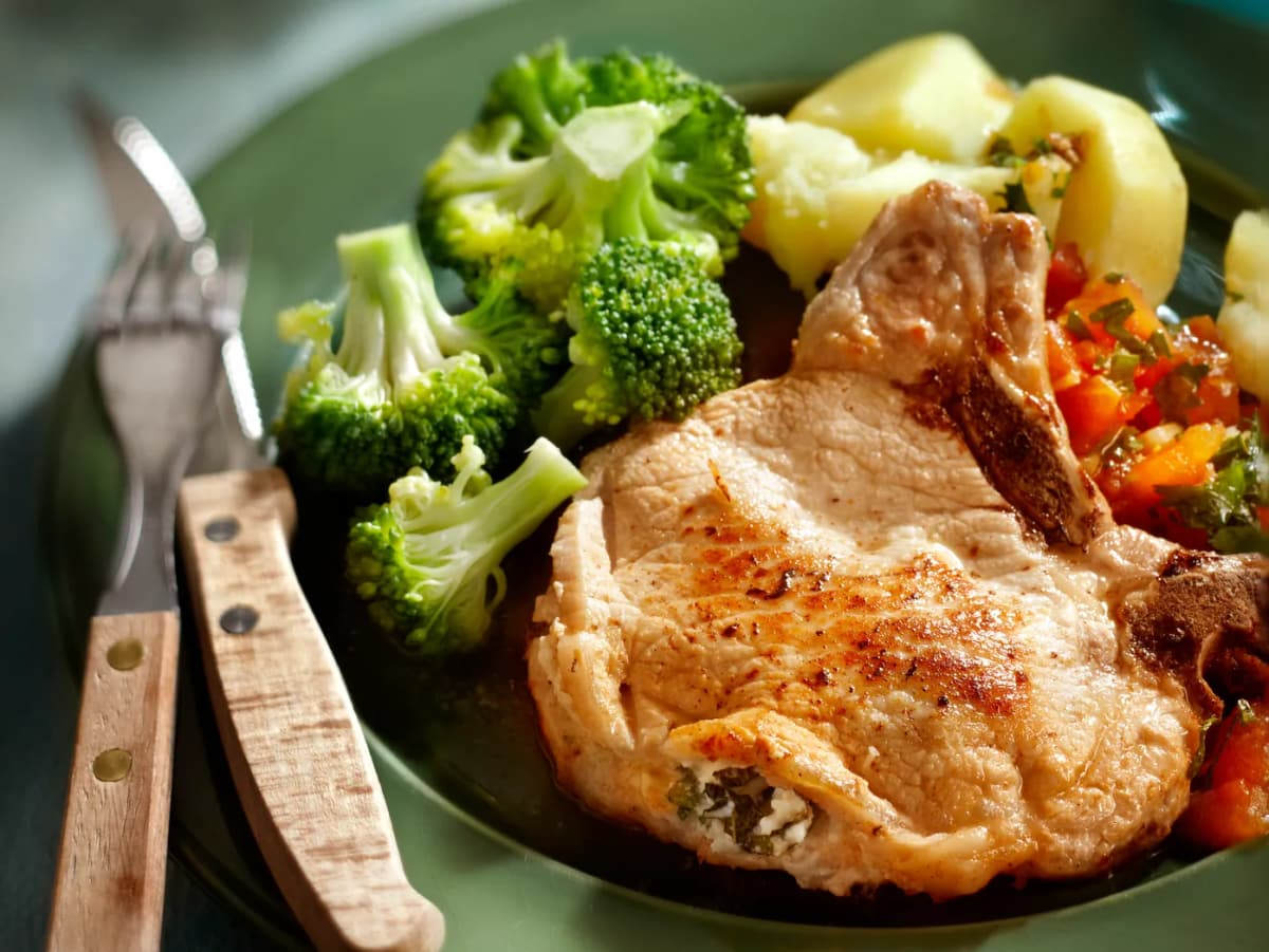 Gevulde ribkarbonade met tomatenjus