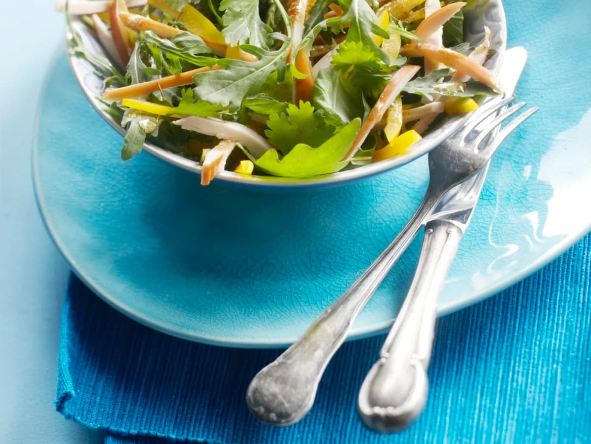 Kruidensalade met gerookte kip
