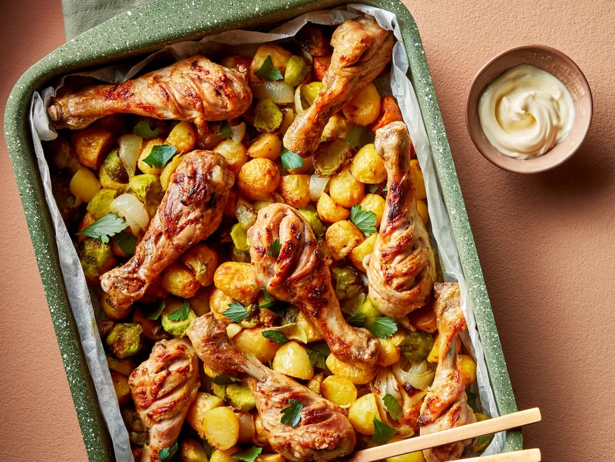 Geroosterde kipdrumsticks met spruitjes en krieltjes