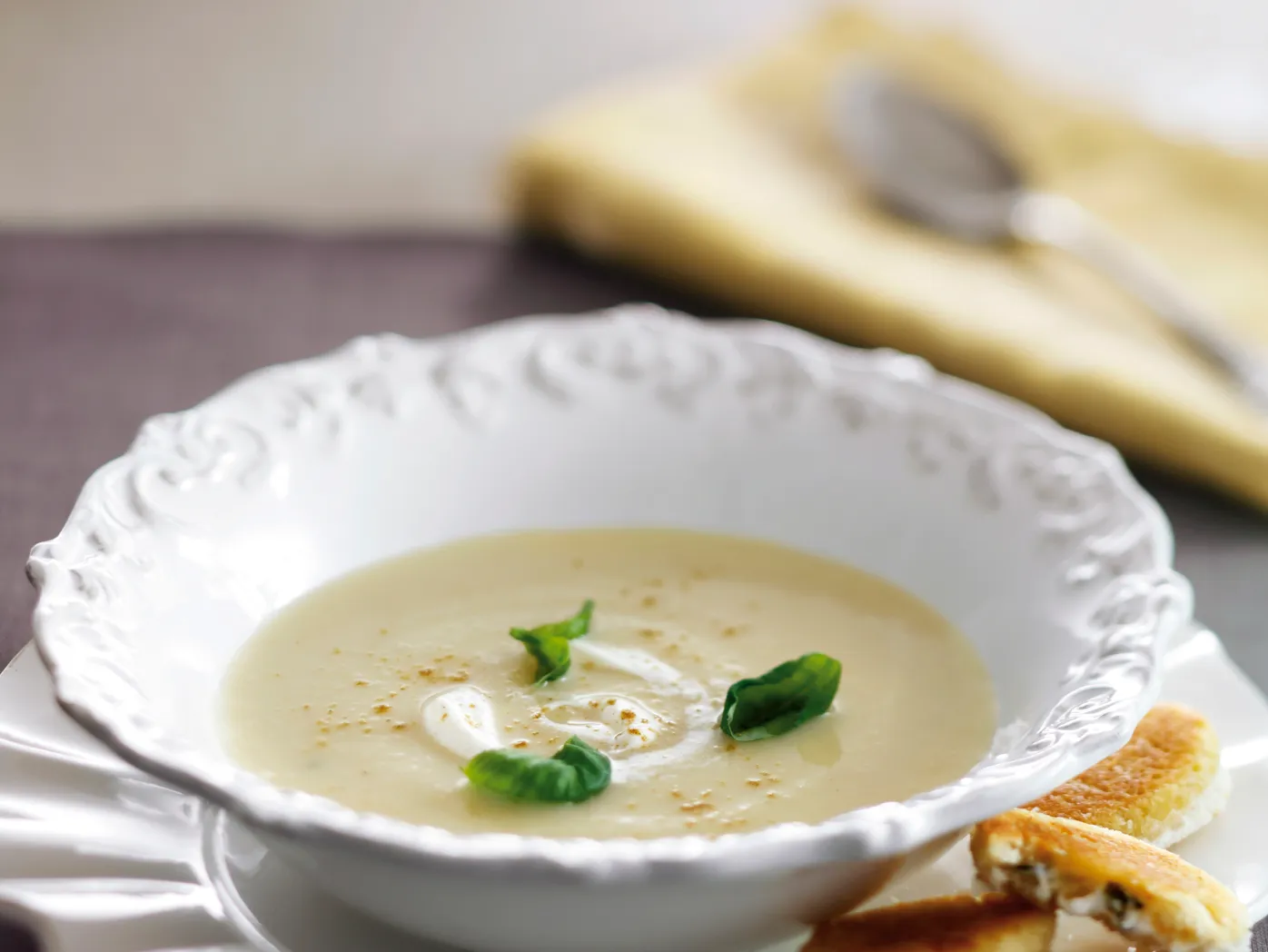 Selderijsoep met appel en gevulde croutons