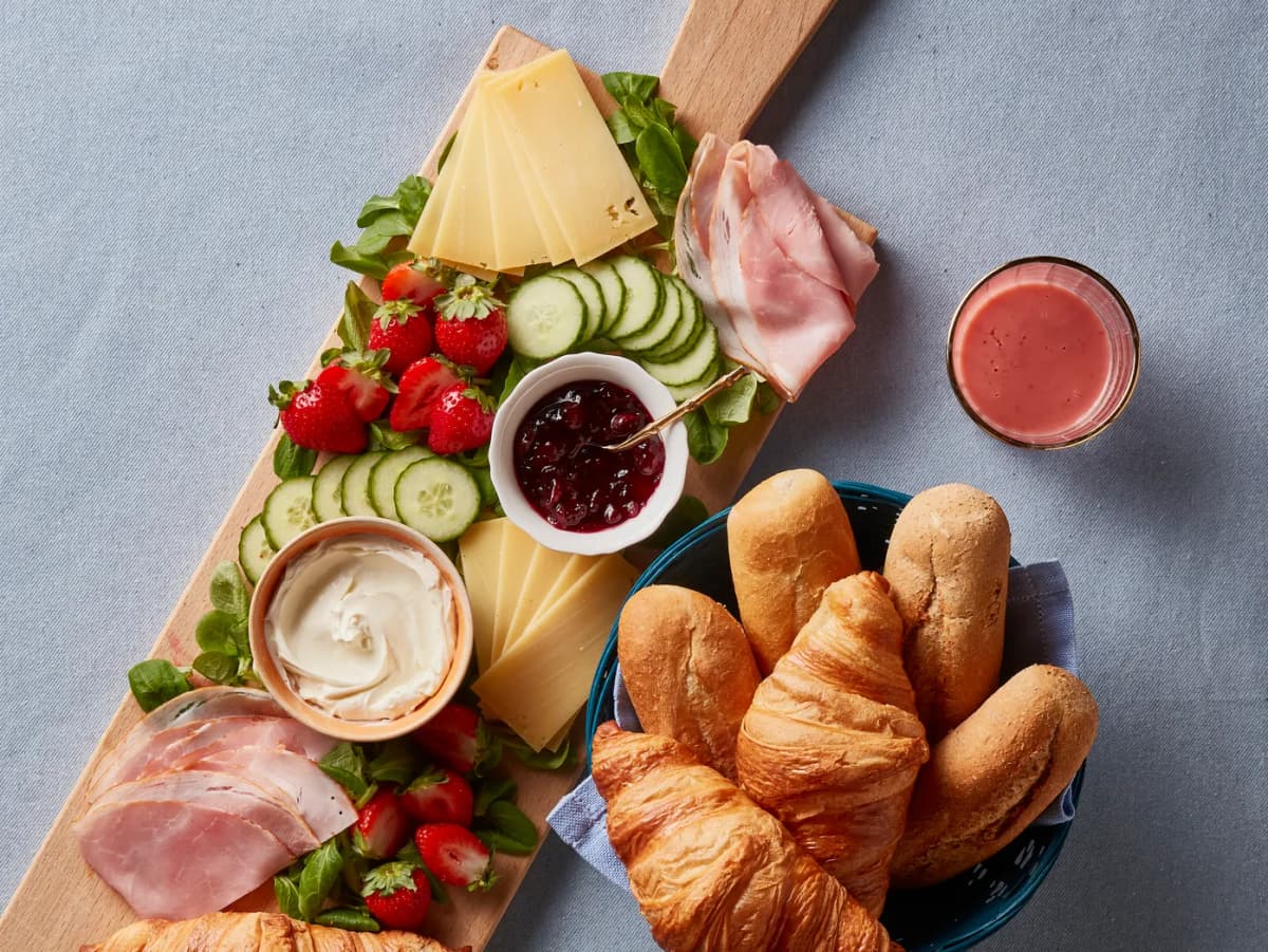 Brunchplank met kaas, beleg en zuivelspread