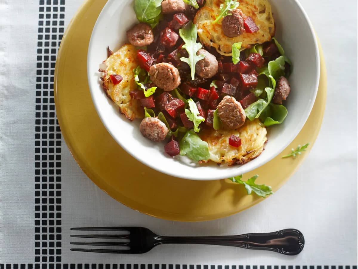 Bietensalade met worst en reibekuchen