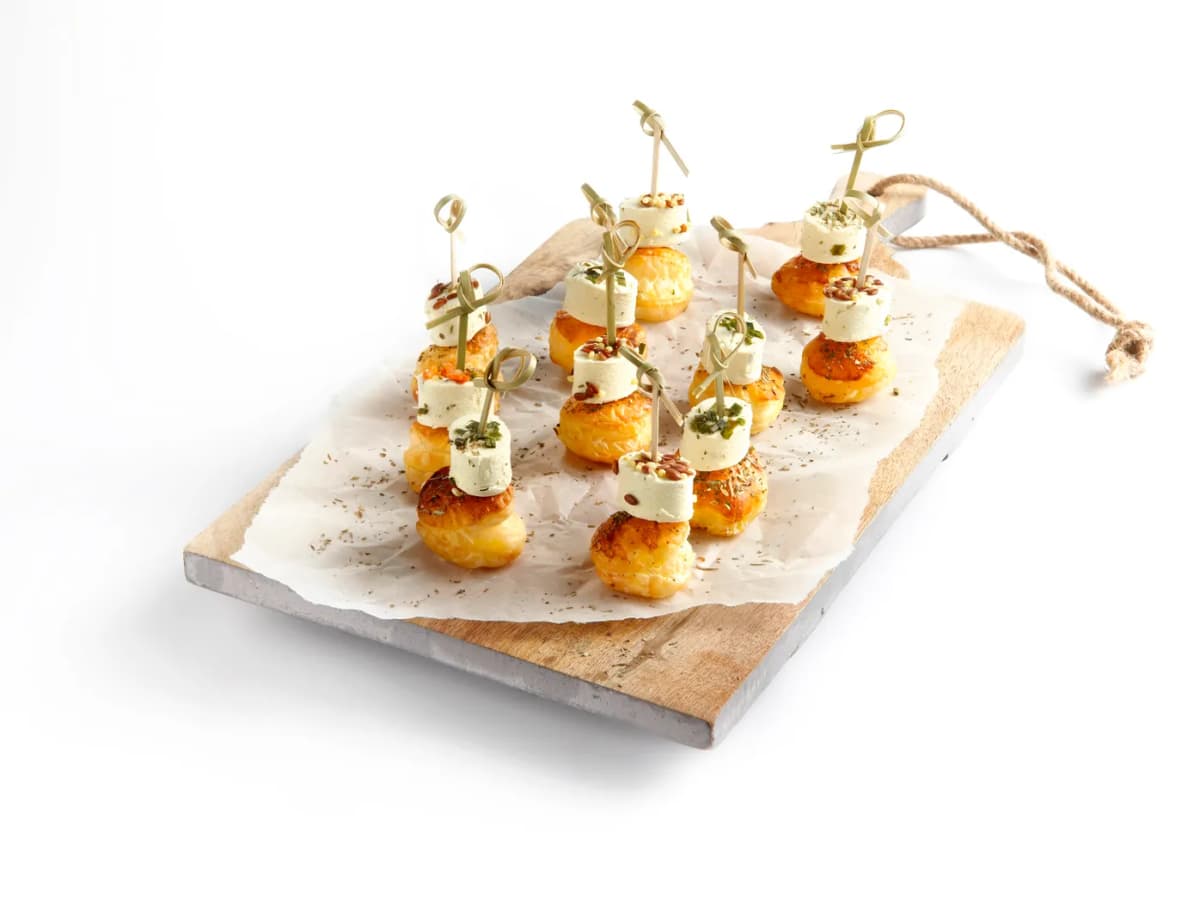 Paturain minikaasjes met pesto op bladerdeeg