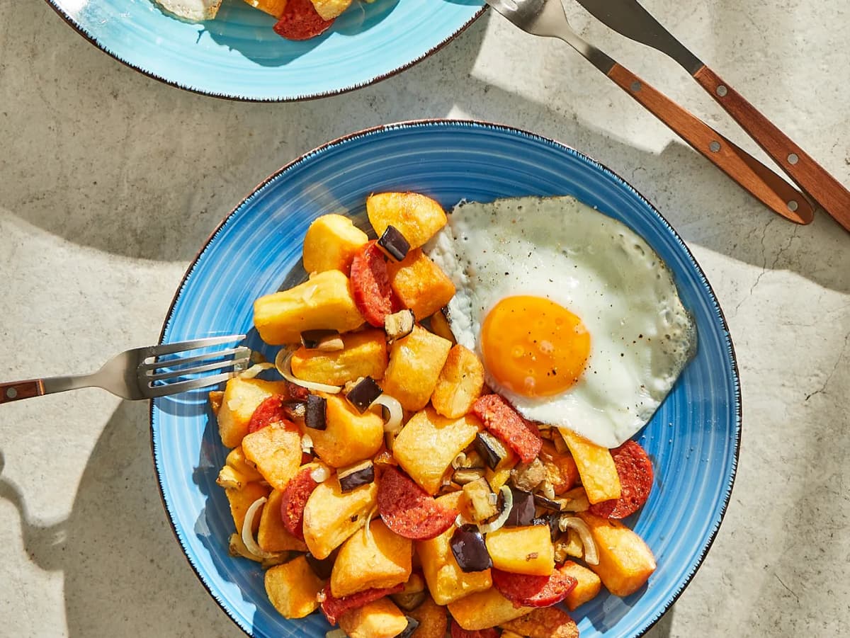 Gebakken aardappeltjes met chorizo en ei