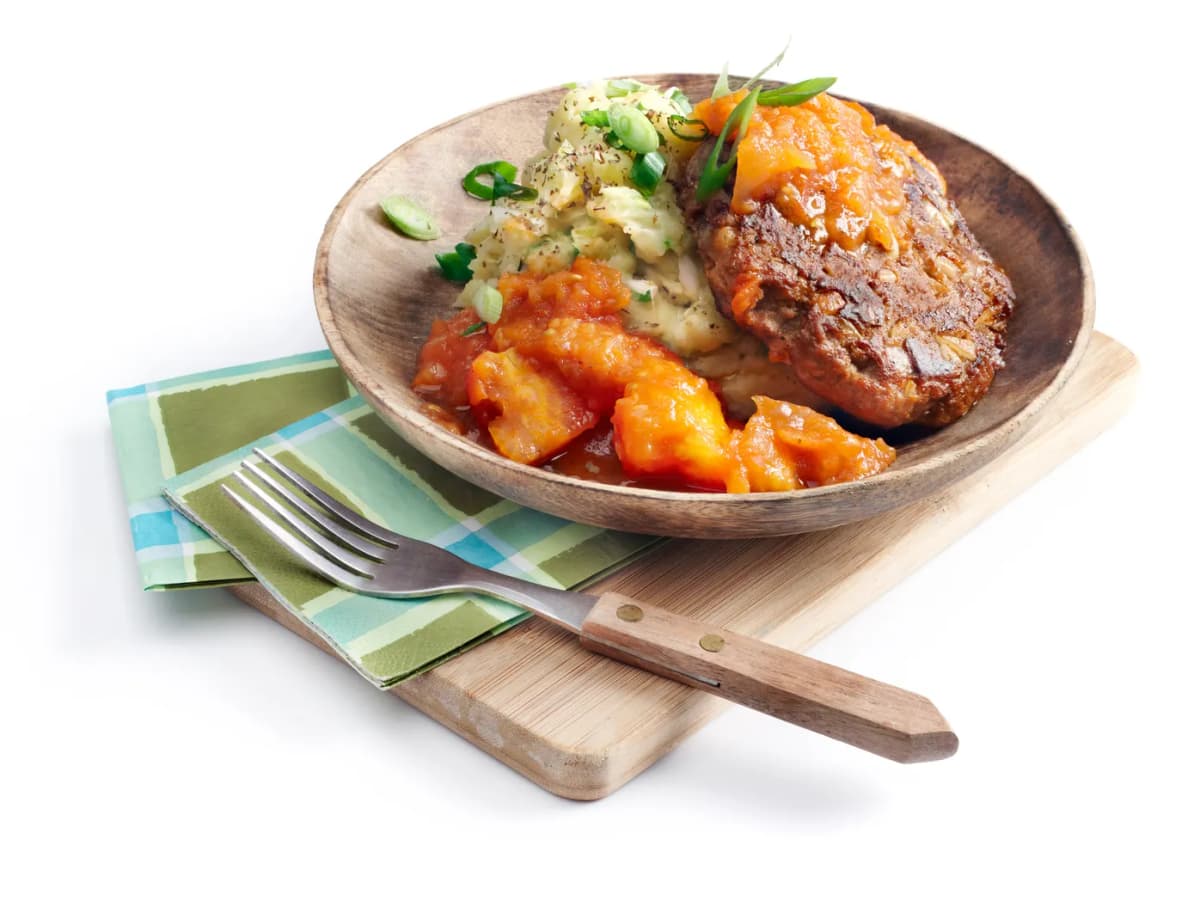 Pittige burgers met tomatensaus en kruidenpuree