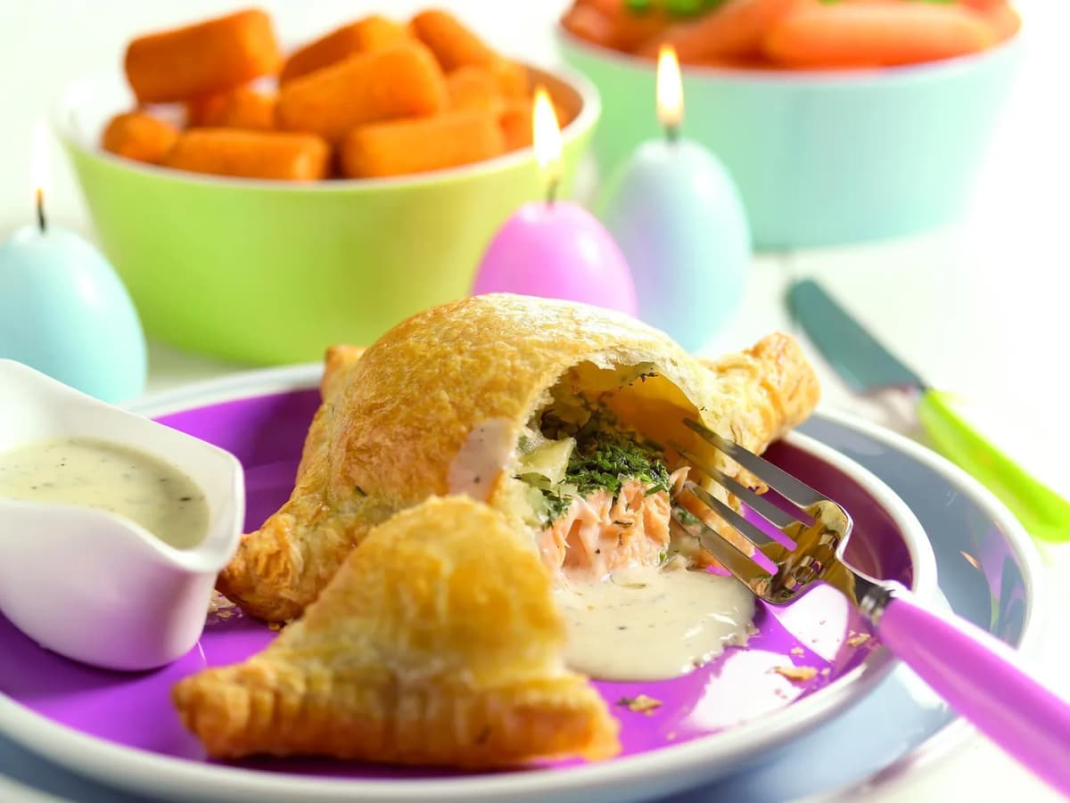 Zalm in bladerdeeg met roquefortsaus