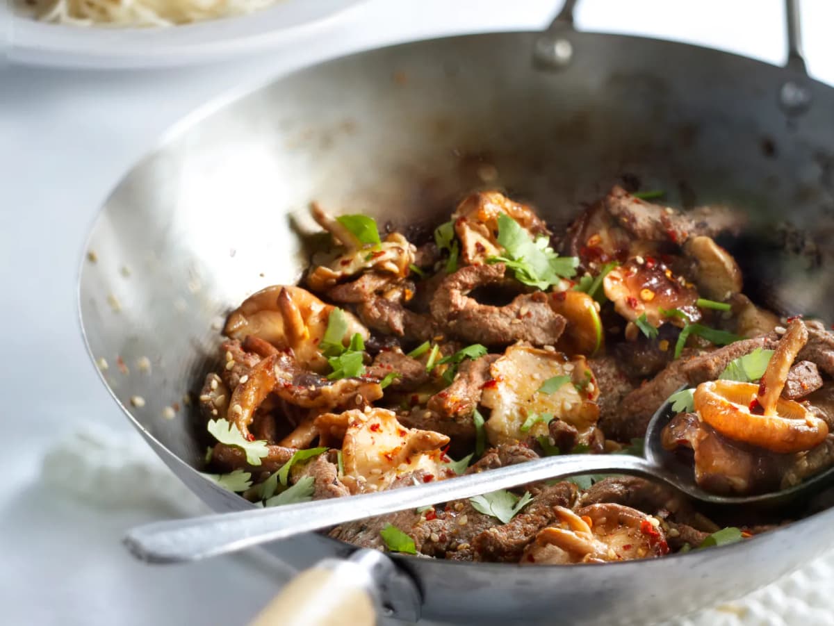 Geroerbakte biefstuk met shiitake en knoflook
