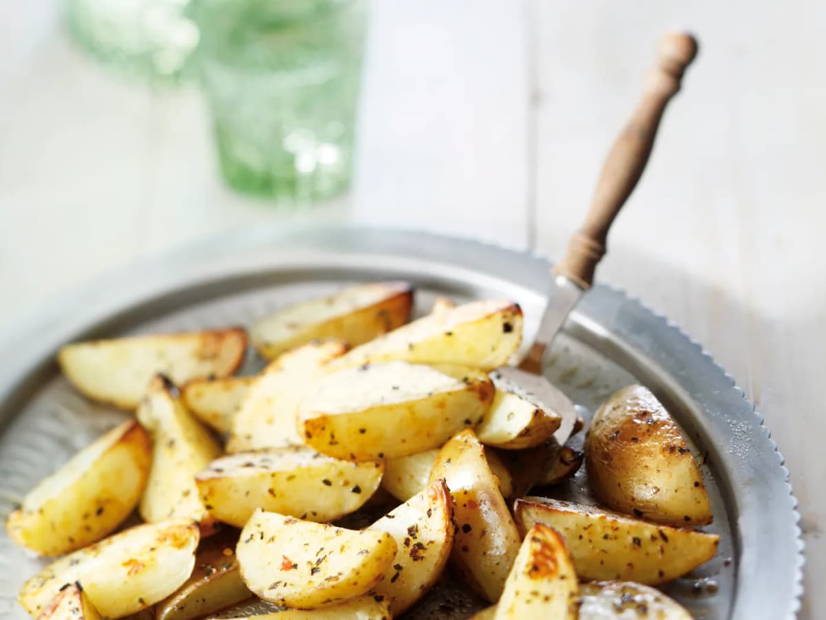 Snelle ovenaardappelen in de schil met oregano en chili