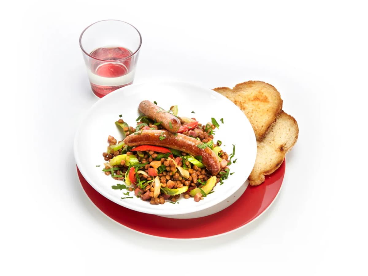 Linzenschotel met saucijsjes