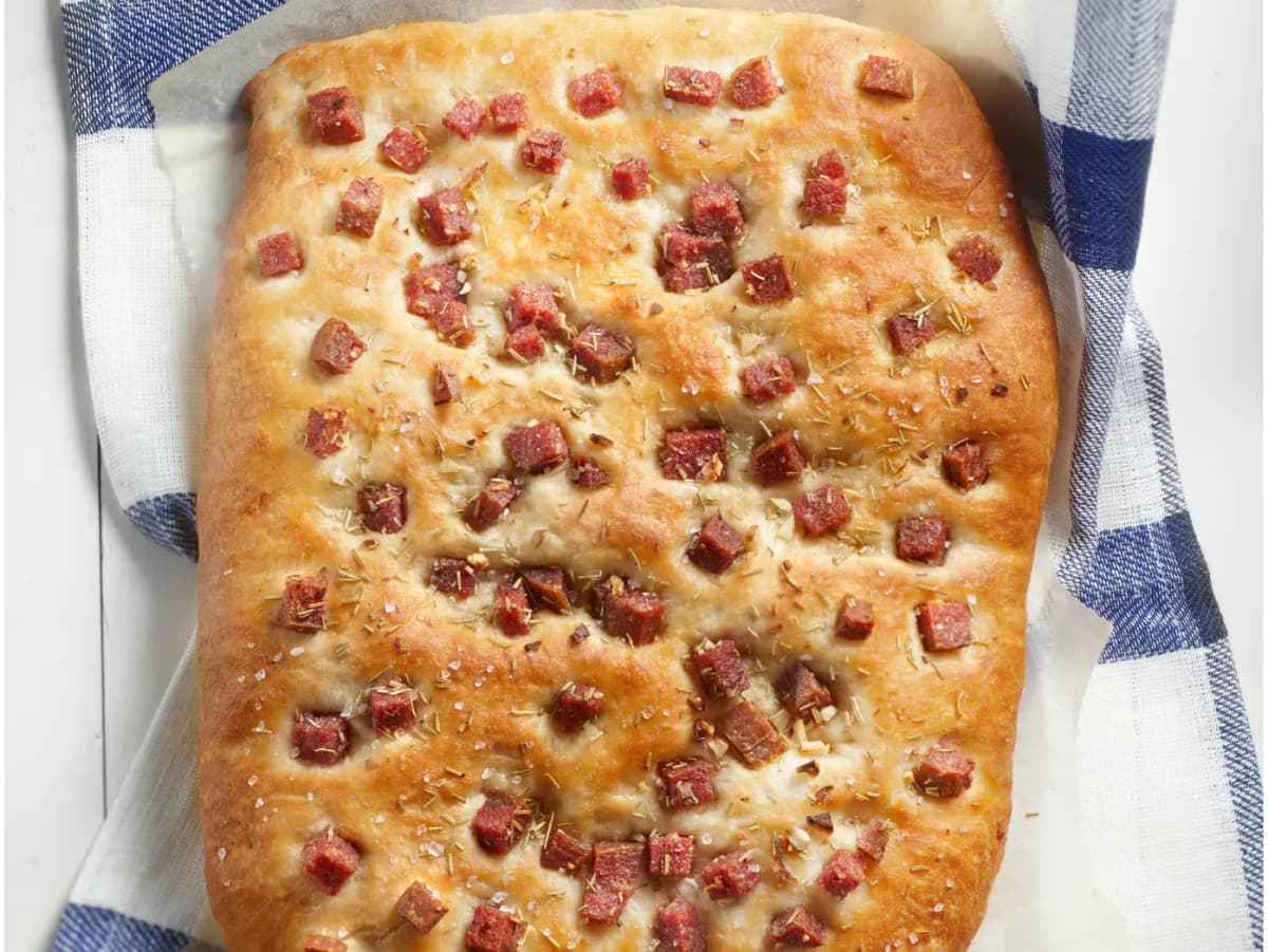 Focaccia met salami en rozemarijn
