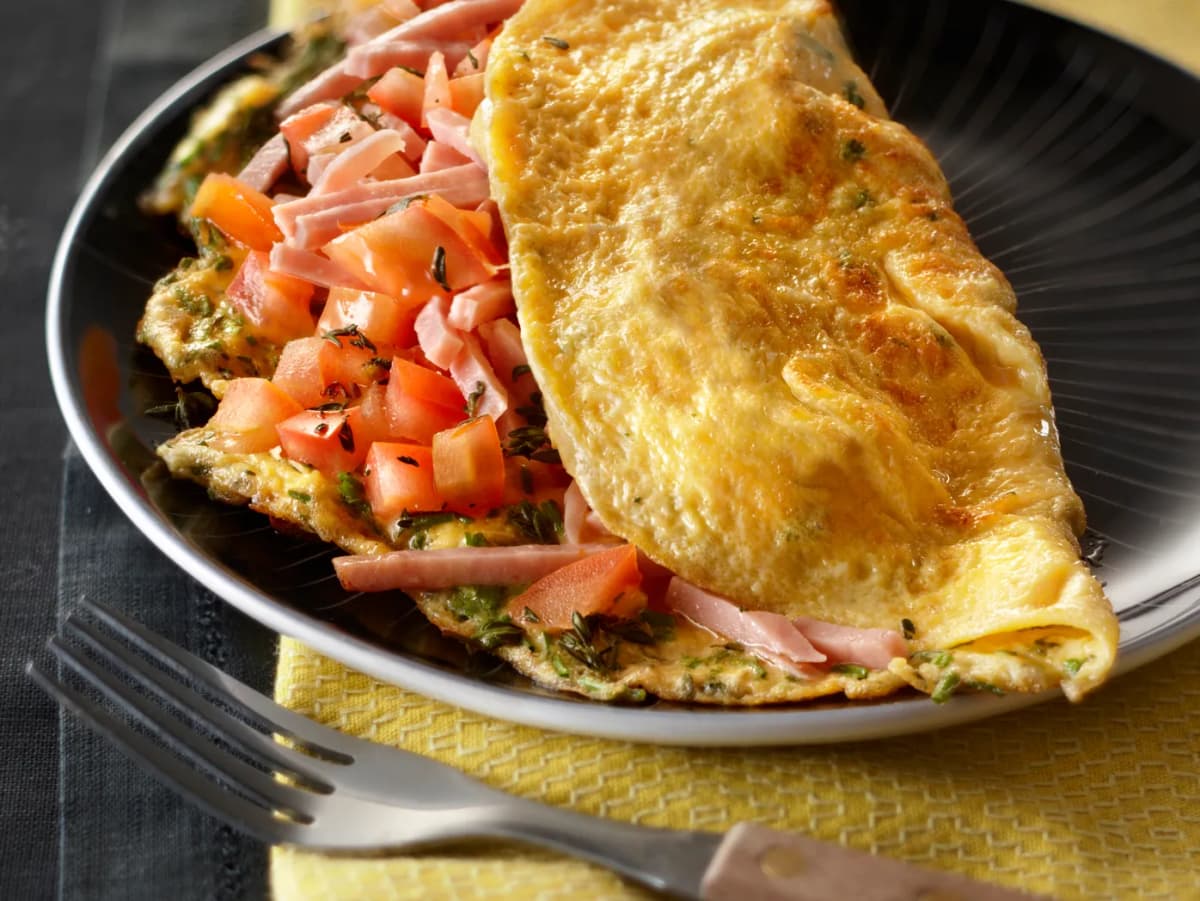 Kruidenomelet met ham en tomaat