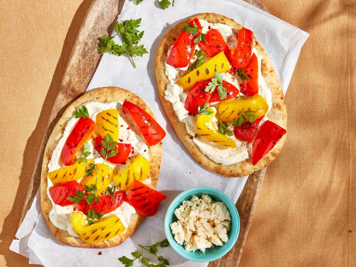 Flatbread met gegrilde paprika, witte kaascrème en honing